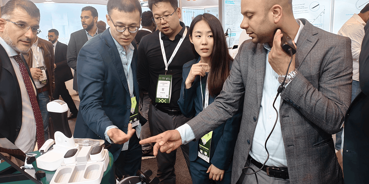 Periodmed team with customer