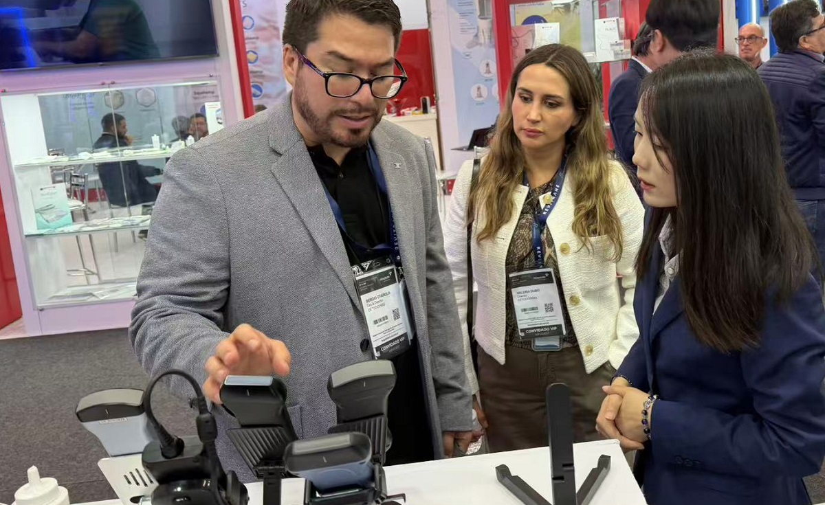 handheld ultrasound at Periodmed booth