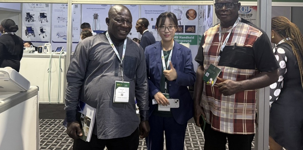 Periodmed sales team with customers